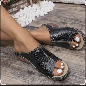 Croc-Embossed BLACK Women's Sandals SZ 10